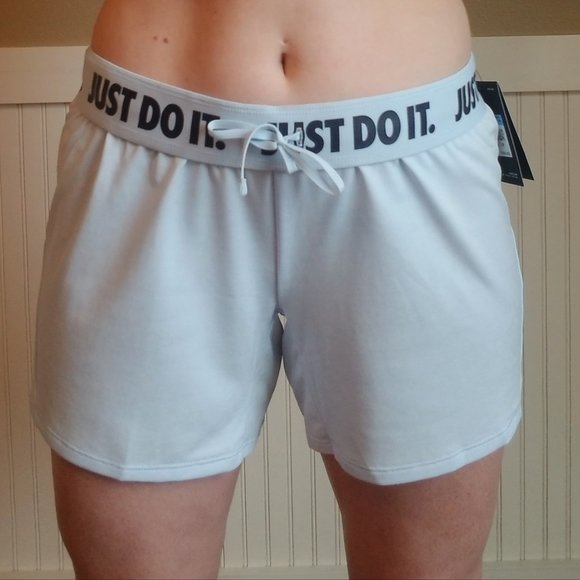 NIKE W DRY SHORT ATTK TR5 SWSH NWT - Picture 1 of 4